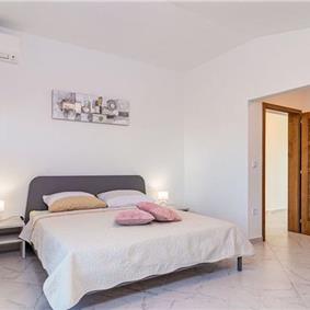 6 bedroom villa with pool near Pula, sleeps 12